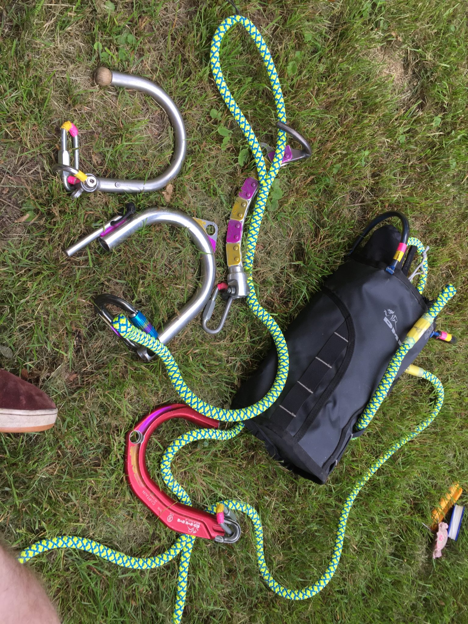 Throwing hook application in tree climbing Baumkosmos